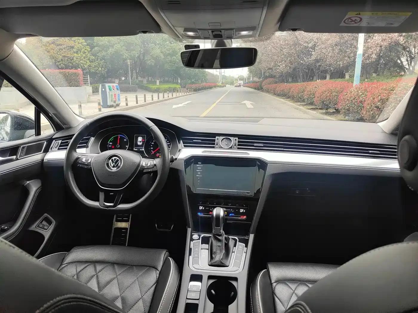2022 Volkswagen Passat GTE Plug-in Hybrid GTE Luxury Model — миниатюра 9