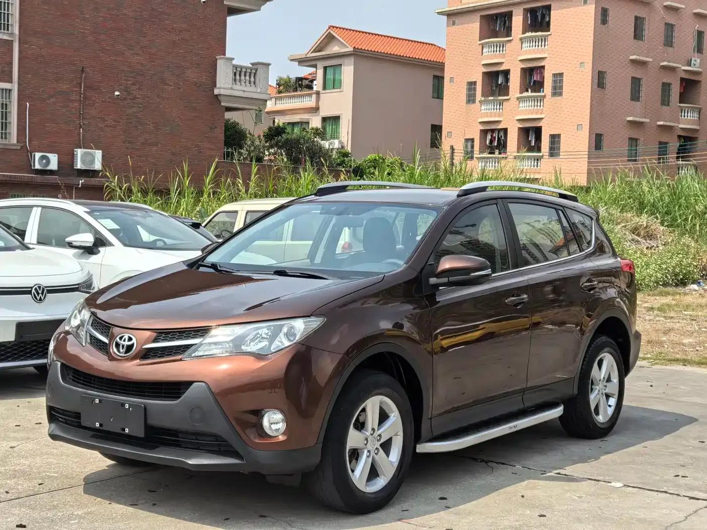 2013 RAV4 2.0L CVT 2WD Urban Edition — миниатюра 1