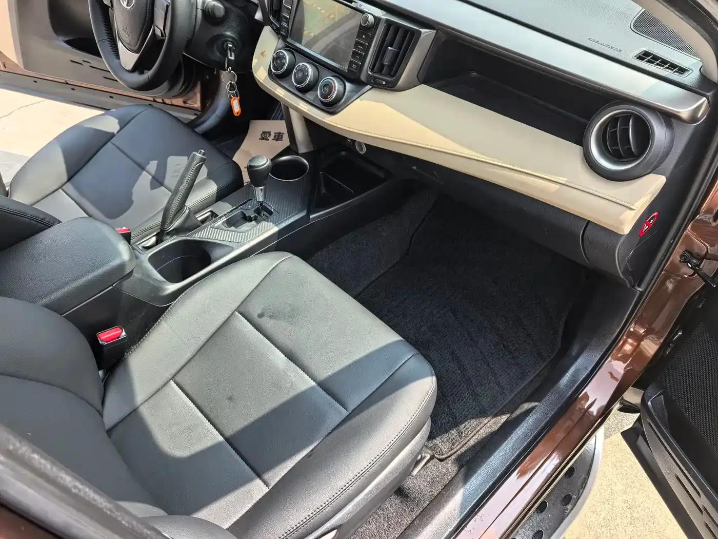 2013 RAV4 2.0L CVT 2WD Urban Edition — миниатюра 11