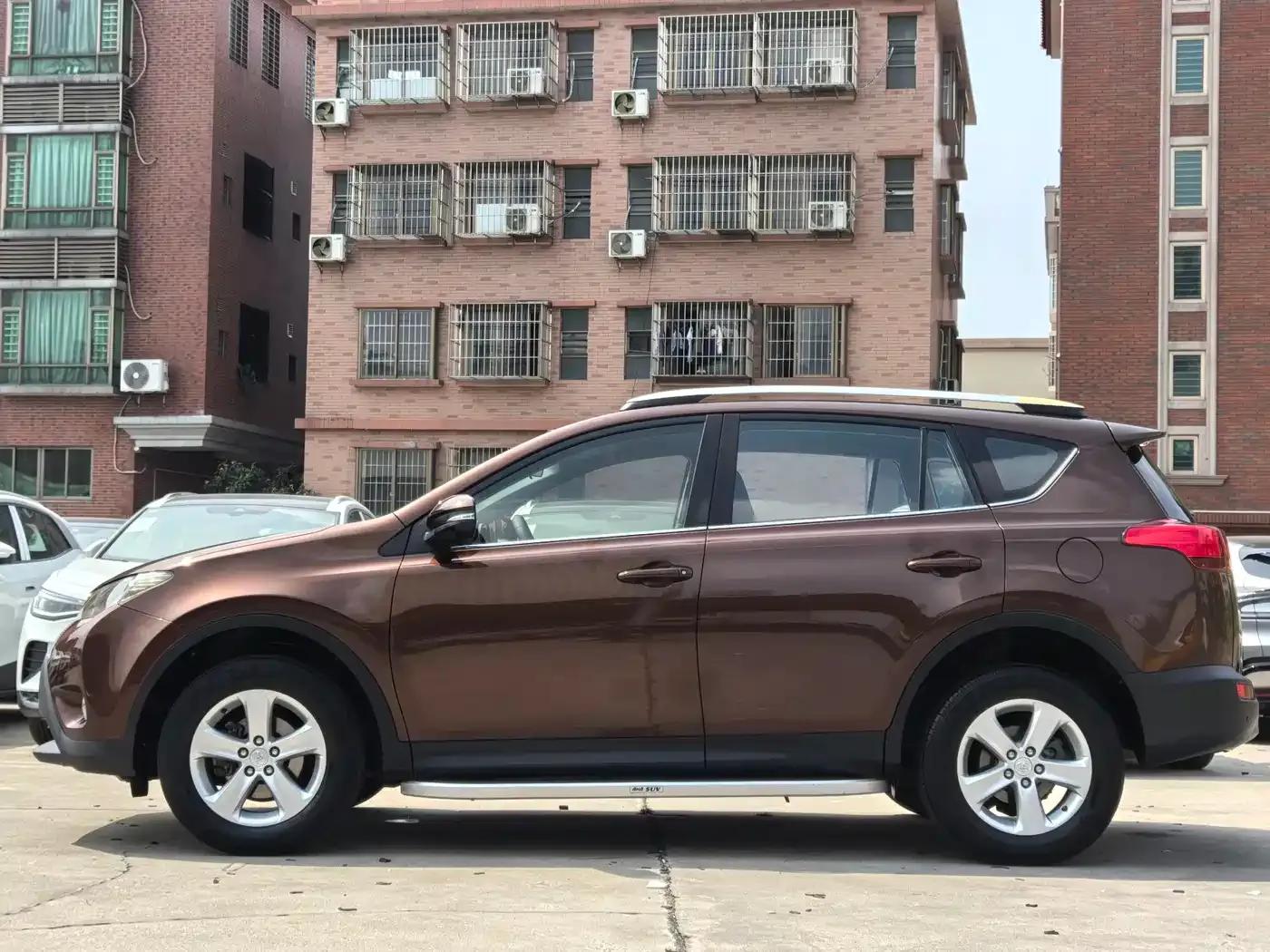 2013 RAV4 2.0L CVT 2WD Urban Edition — миниатюра 3