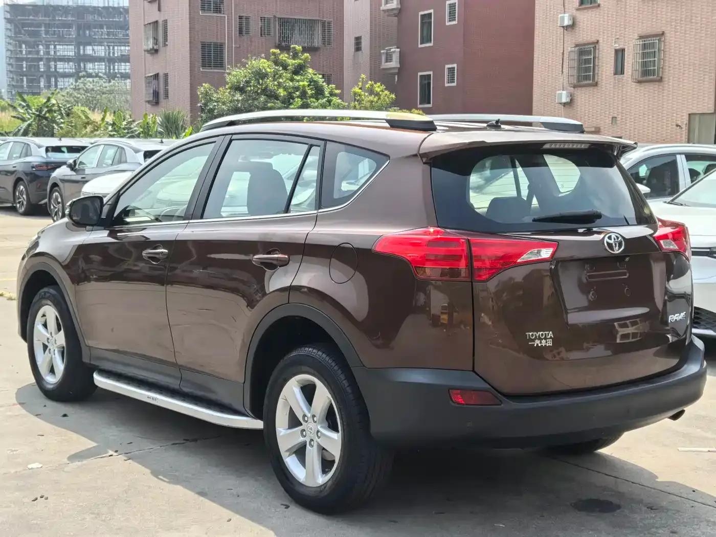 2013 RAV4 2.0L CVT 2WD Urban Edition — миниатюра 4