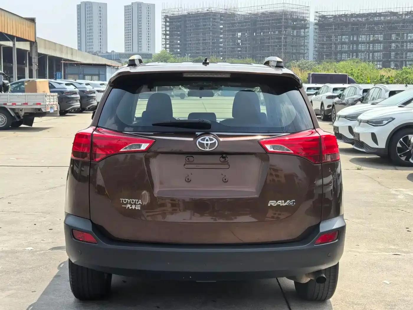 2013 RAV4 2.0L CVT 2WD Urban Edition — миниатюра 5