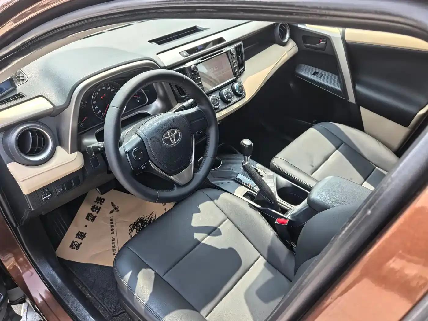 2013 RAV4 2.0L CVT 2WD Urban Edition — миниатюра 6