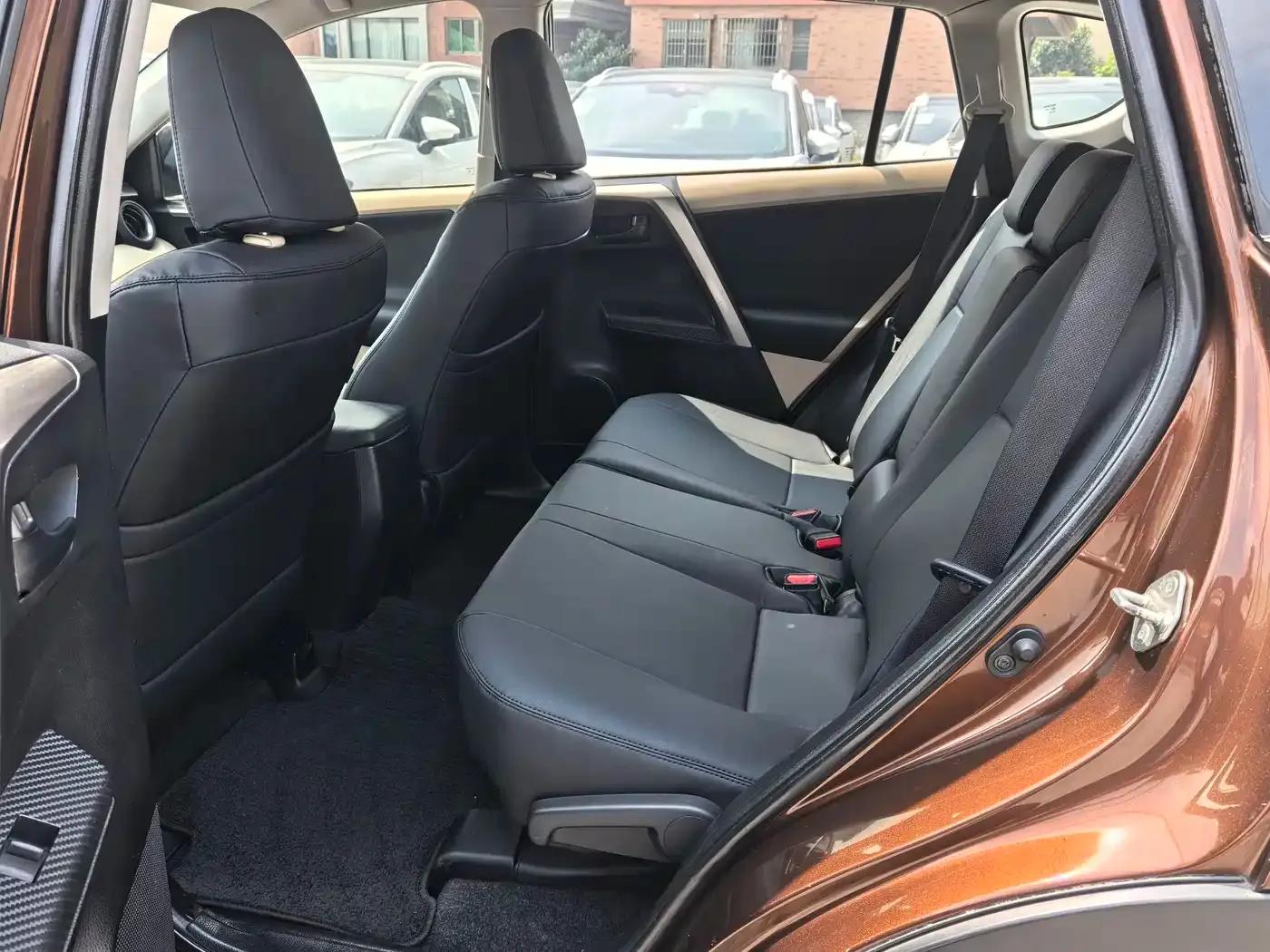 2013 RAV4 2.0L CVT 2WD Urban Edition — миниатюра 7