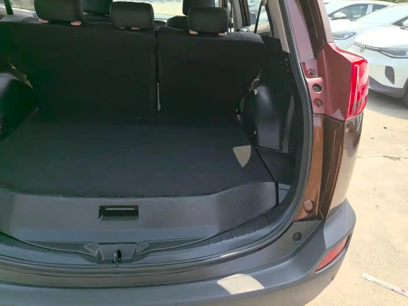 2013 RAV4 2.0L CVT 2WD Urban Edition — миниатюра 9