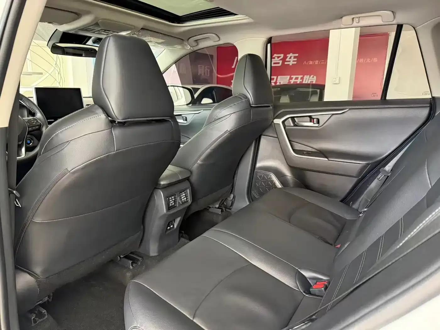 2021 Toyota RAV4 2.0L CVT 2WD Luxury Edition — миниатюра 3