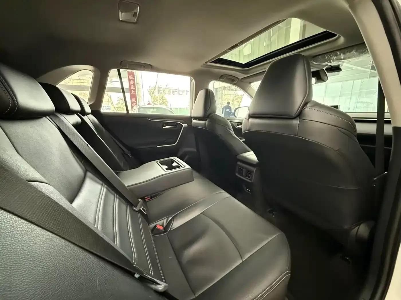 2021 Toyota RAV4 2.0L CVT 2WD Luxury Edition — миниатюра 4