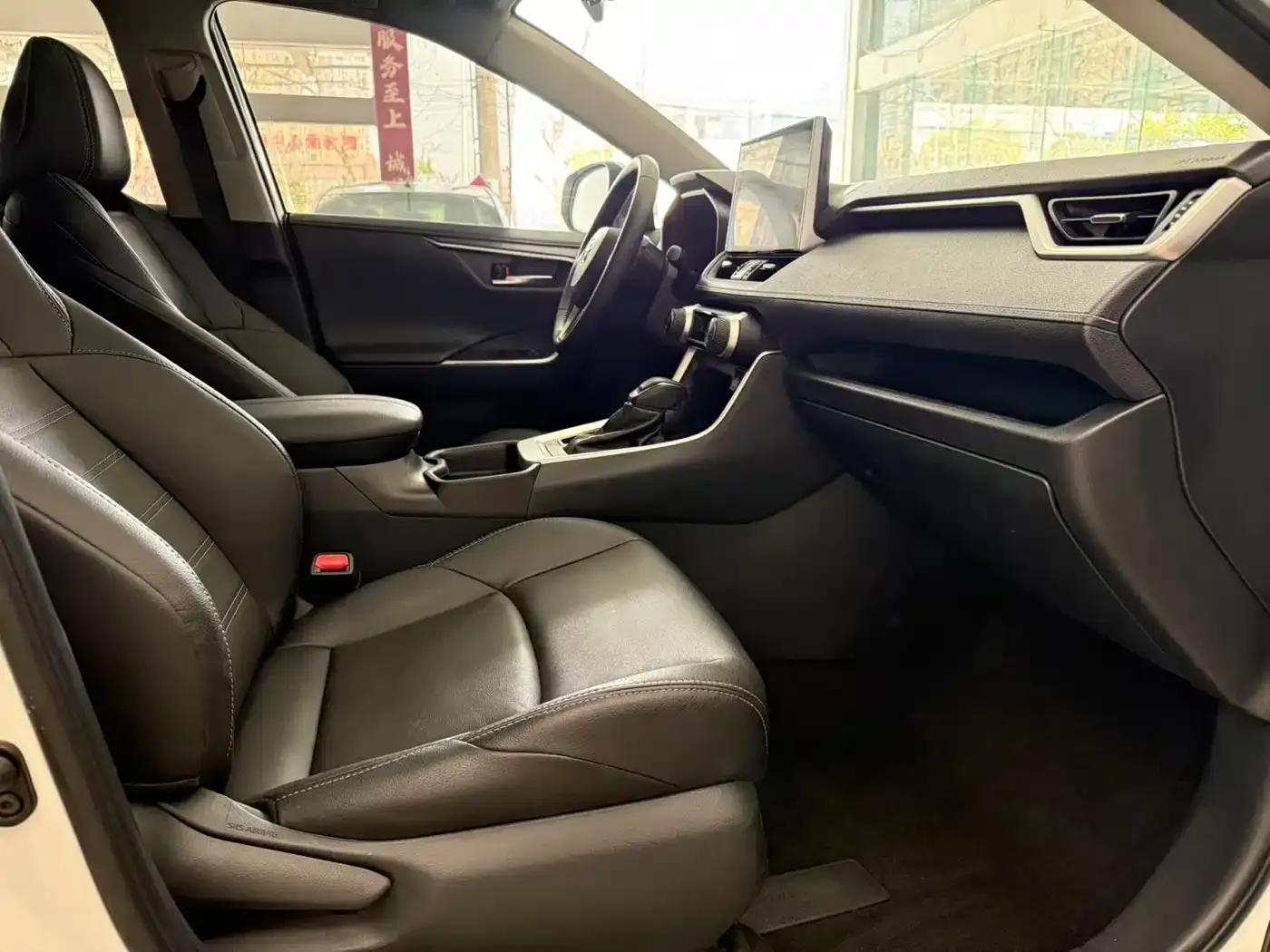 2021 Toyota RAV4 2.0L CVT 2WD Luxury Edition — миниатюра 6