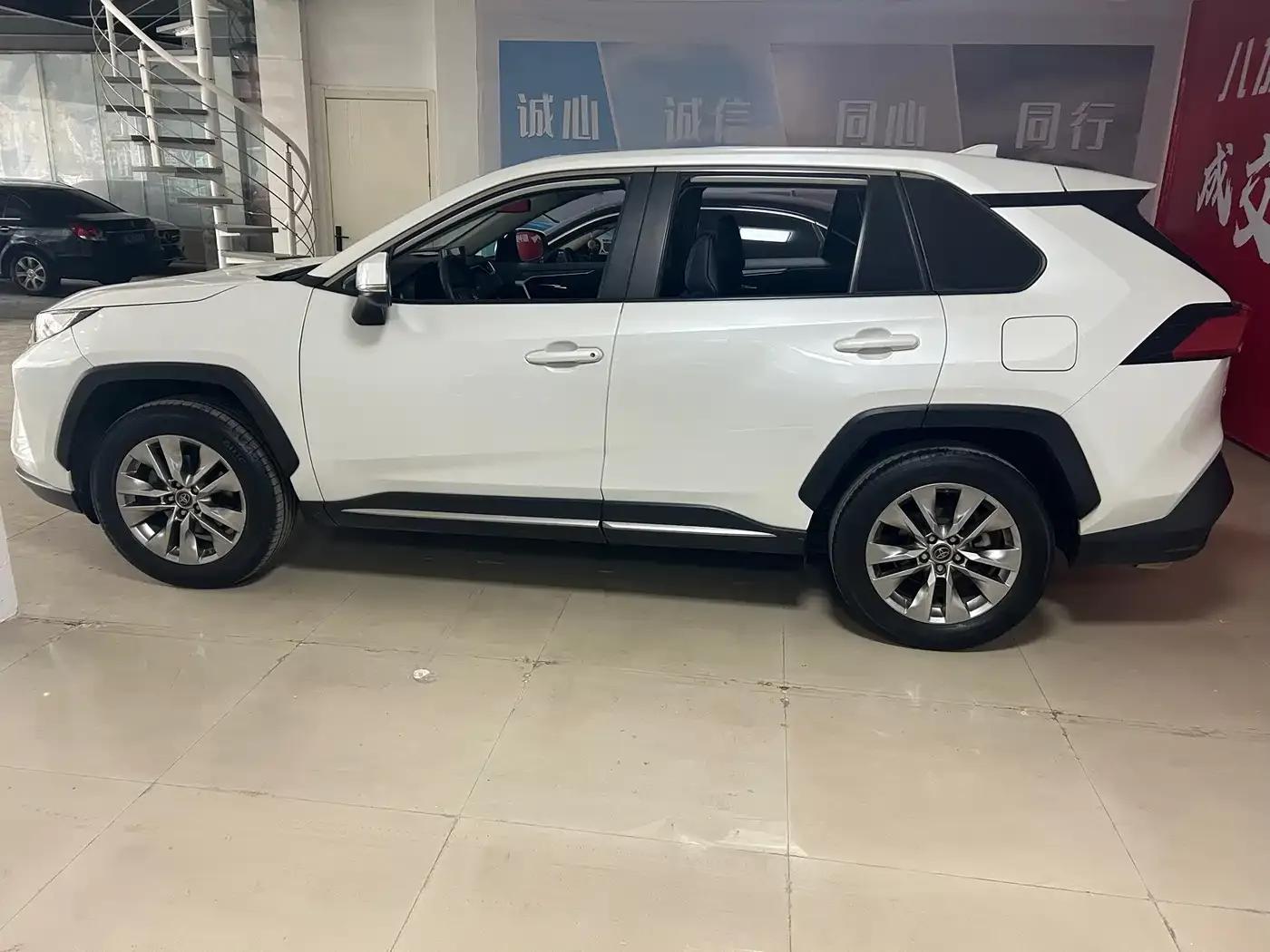 2021 Toyota RAV4 2.0L CVT 2WD Luxury Edition — миниатюра 9