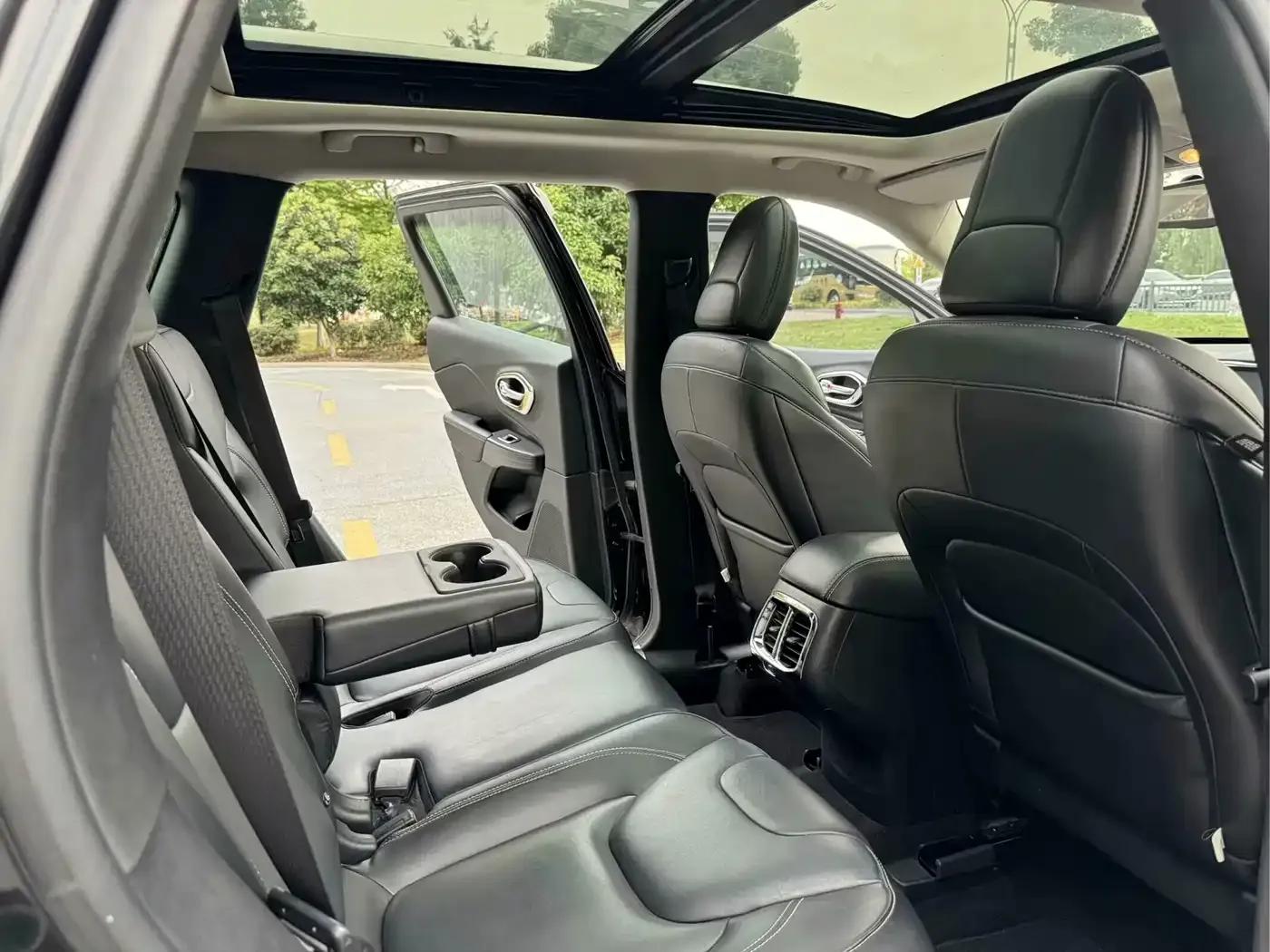 Jeep Cherokee 2016 2.4L Leading Edition — миниатюра 8