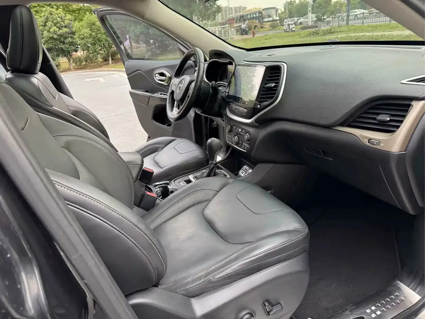 Jeep Cherokee 2016 2.4L Leading Edition — миниатюра 9