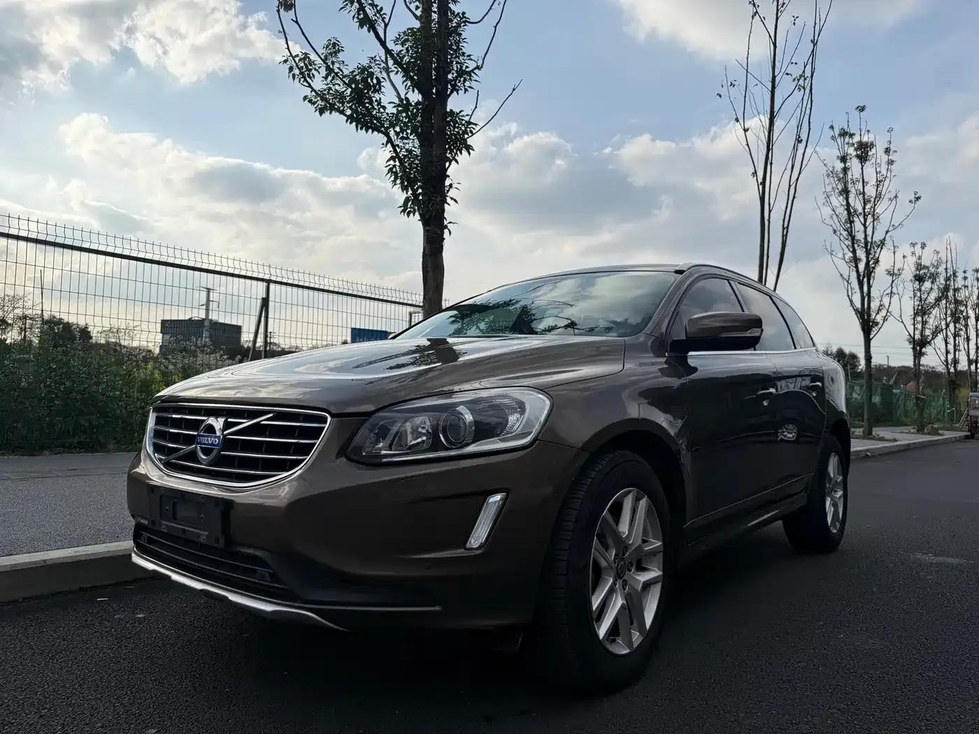 2017 Volvo XC60 T5 AWD Smart Edition — миниатюра 1