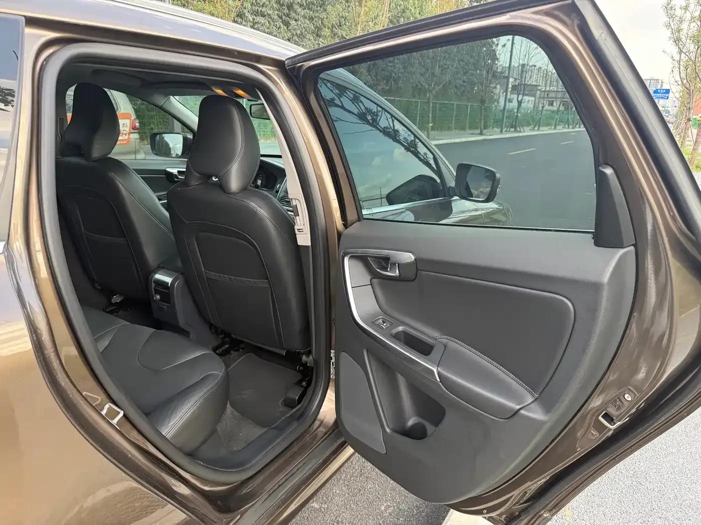2017 Volvo XC60 T5 AWD Smart Edition — миниатюра 24