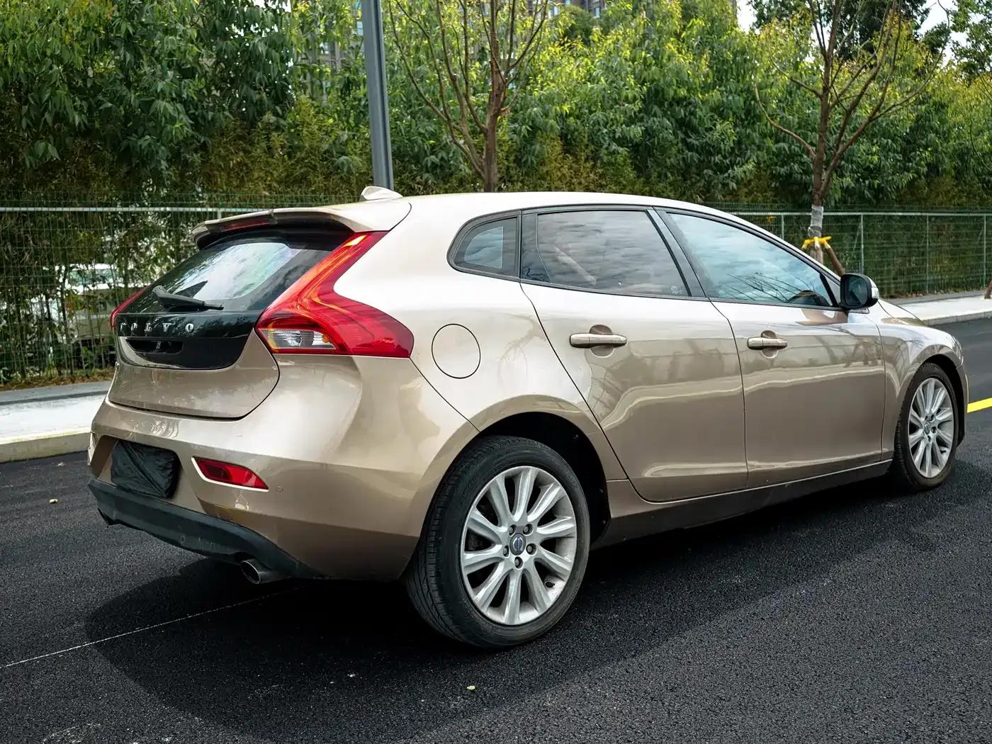 2015 Volvo V40 1.6T Smart Edition — миниатюра 3