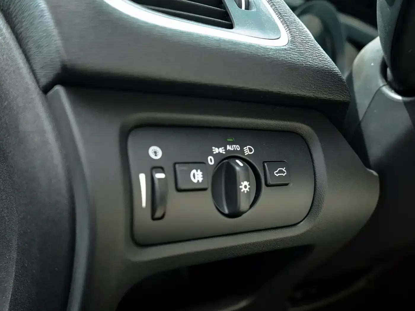 2015 Volvo V40 1.6T Smart Edition — миниатюра 21