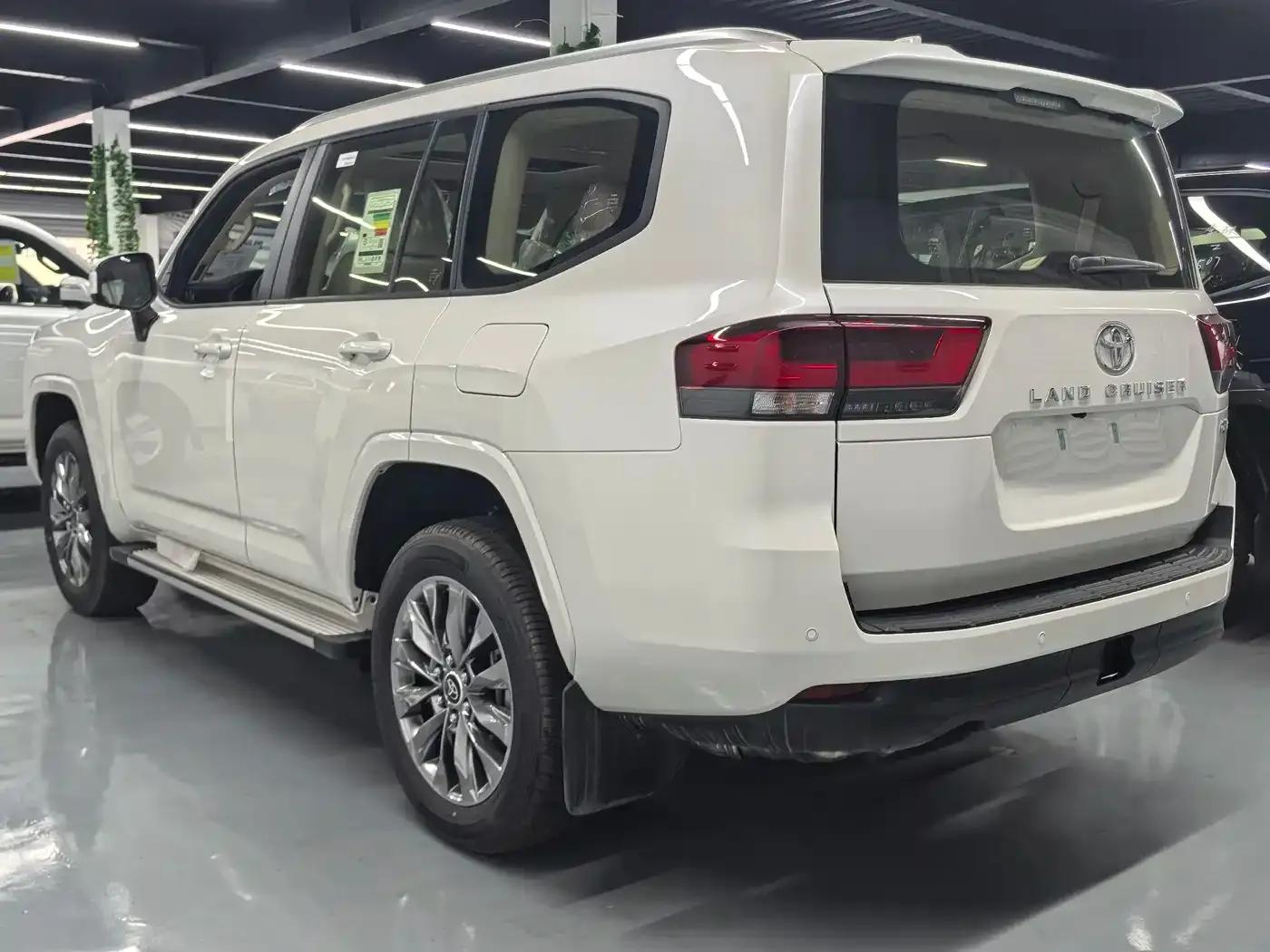 2025 Land Cruiser (Imported) 4.0L Automatic — миниатюра 13