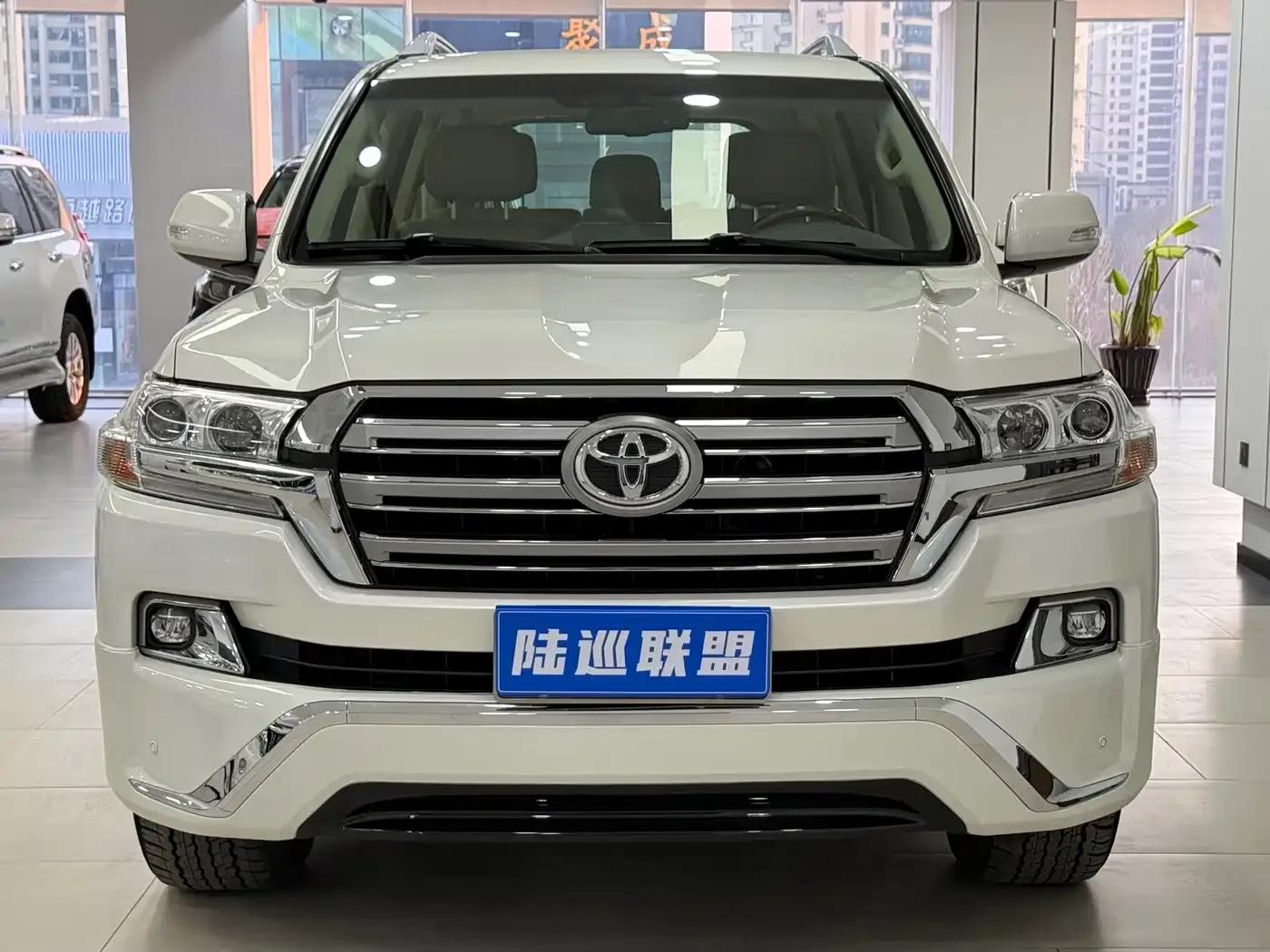 2018 Land Cruiser (Imported) 5.7L Middle East Edition — миниатюра 3