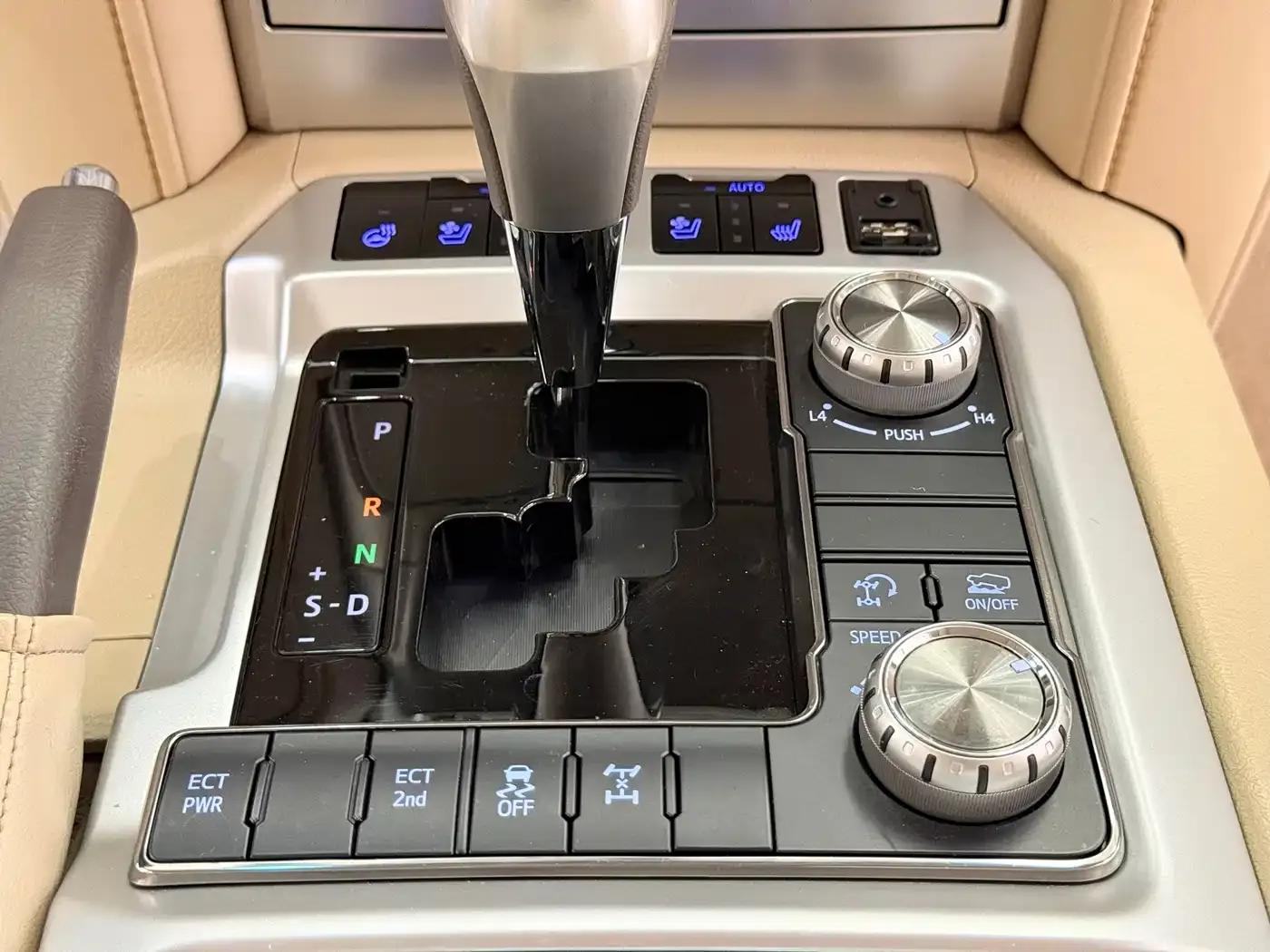 2020 Land Cruiser (Imported) 4.0L Middle East Edition — миниатюра 13