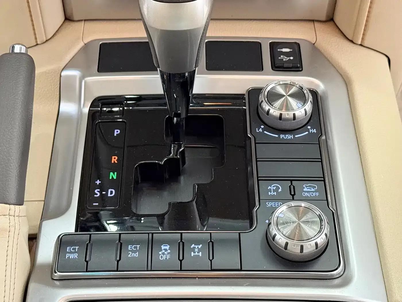 2020 Land Cruiser (Imported) 4.0L Automatic — миниатюра 12