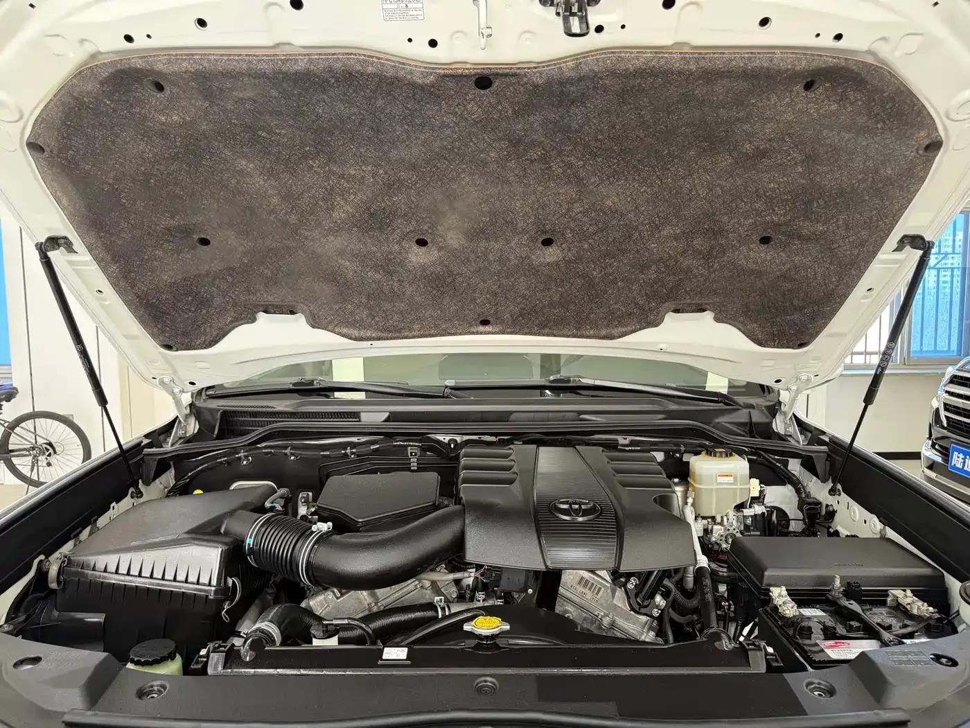 2020 Land Cruiser (Imported) 4.0L Automatic — миниатюра 19