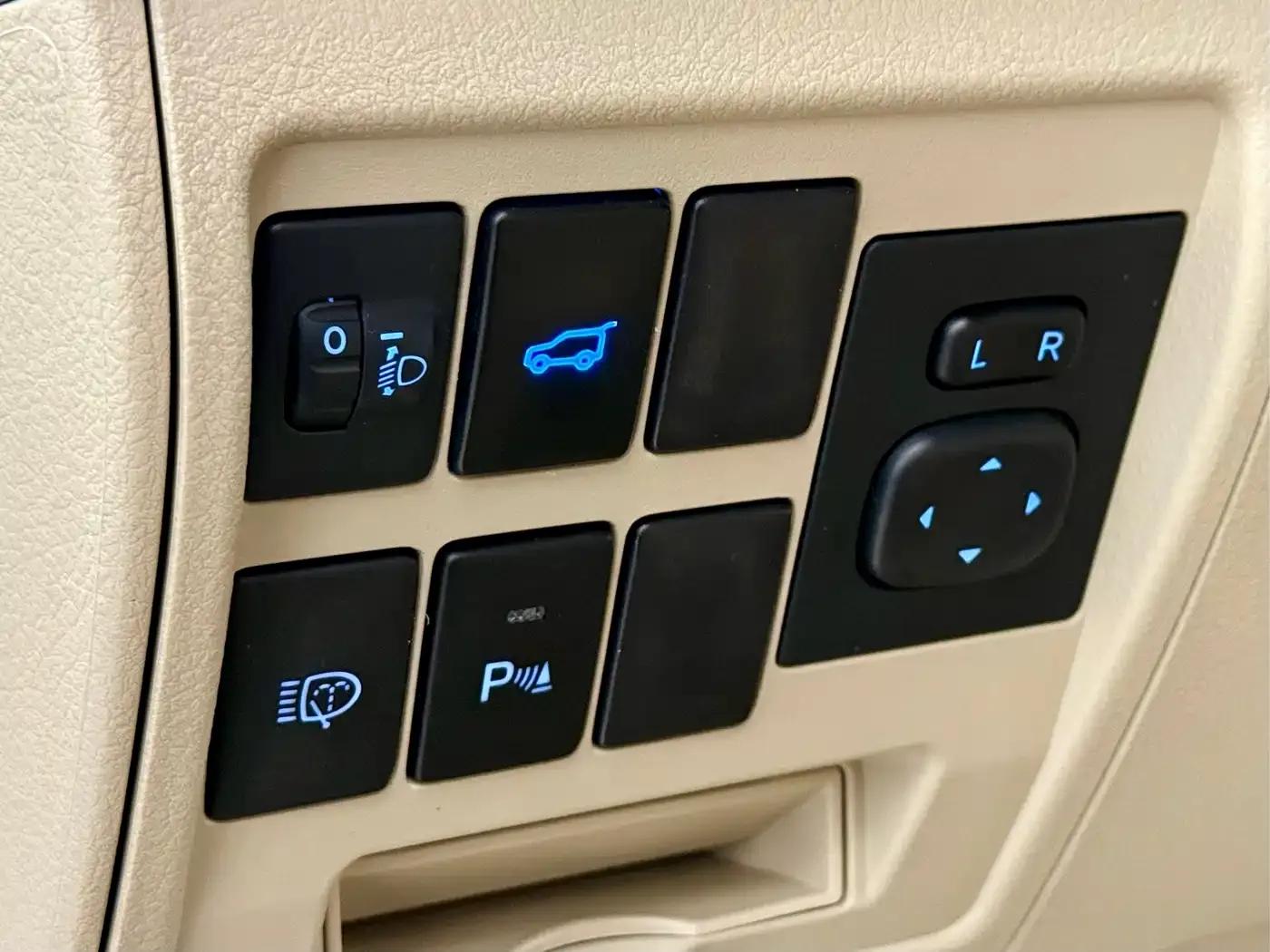 2020 Land Cruiser (Imported) 4.0L Automatic — миниатюра 7