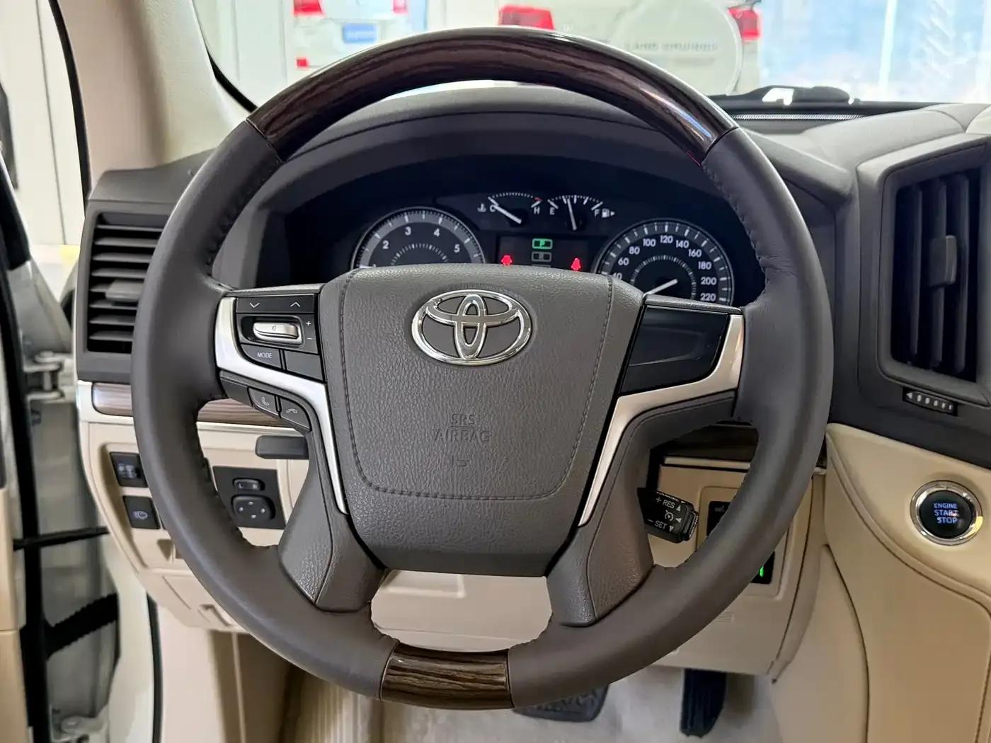 2020 Land Cruiser (Imported) 4.0L Automatic — миниатюра 8