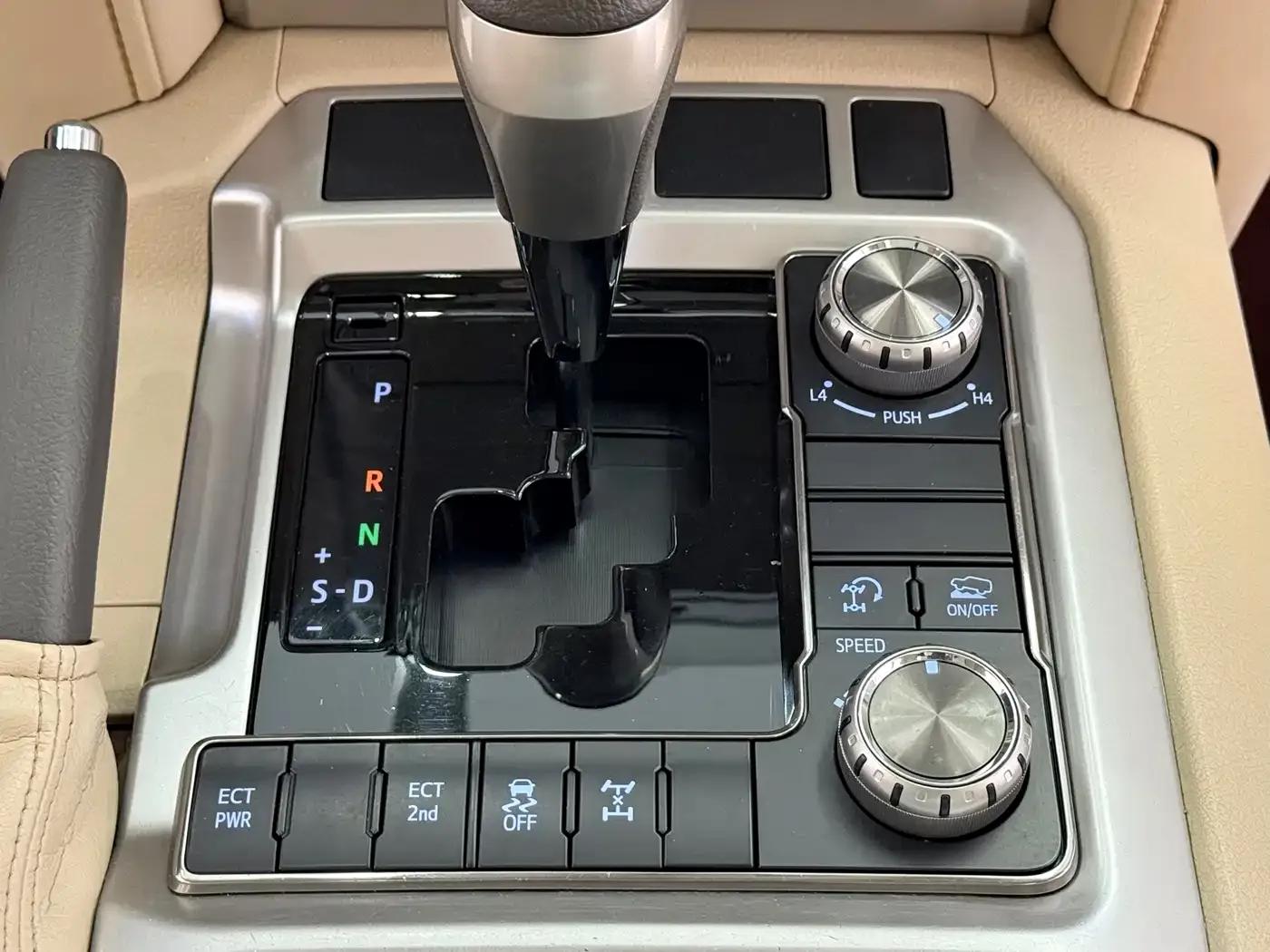 2019 Land Cruiser (Imported) 4.6L Middle East Edition — миниатюра 11