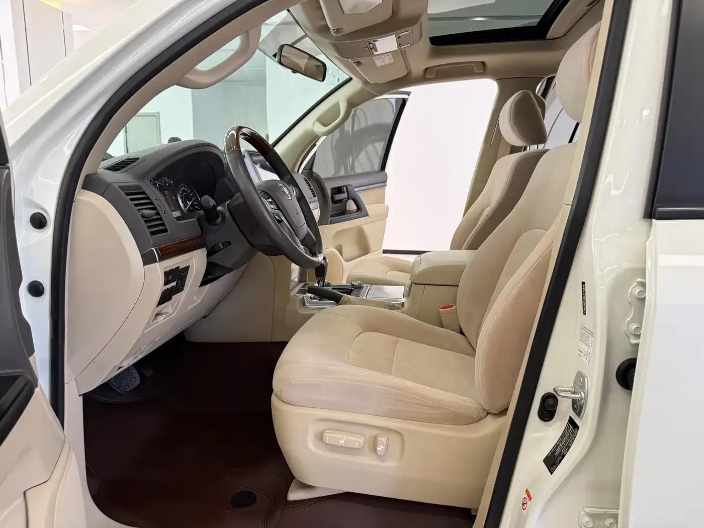 2019 Land Cruiser (Imported) 4.6L Middle East Edition — миниатюра 12