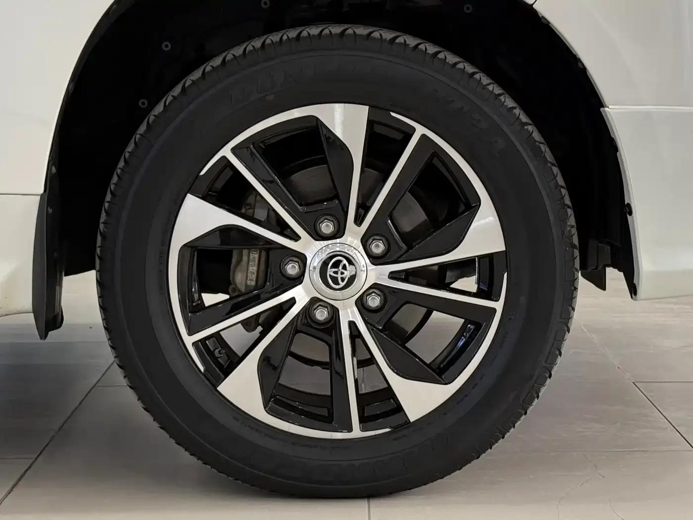 2019 Land Cruiser (Imported) 4.6L Middle East Edition — миниатюра 6