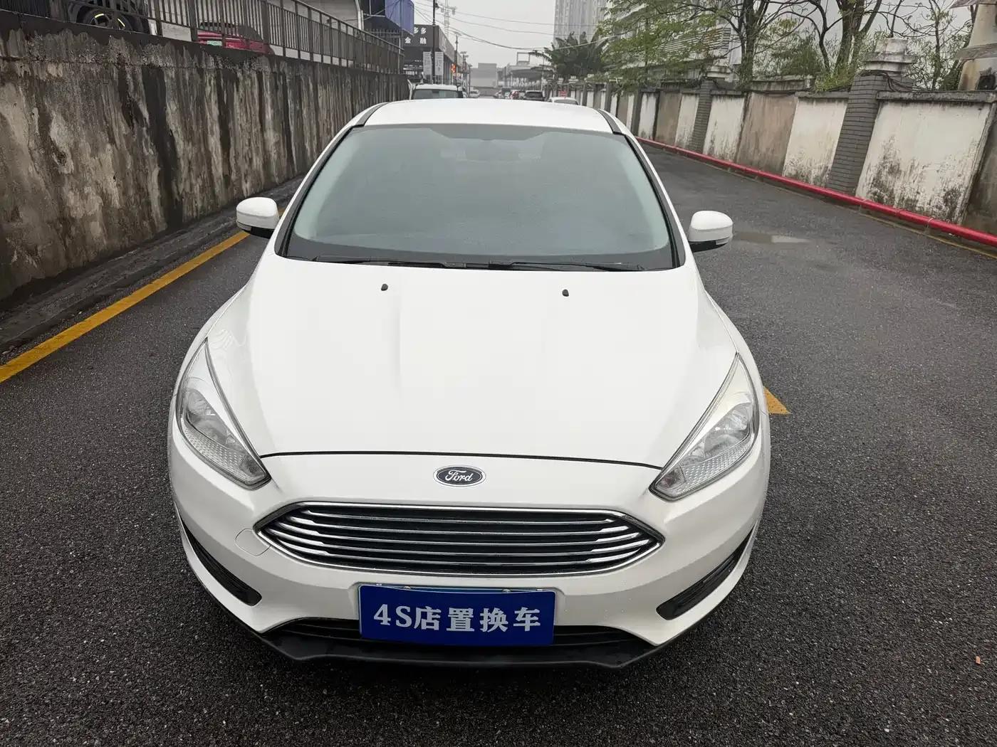 Ford Focus 2018 Sedan Classic 1.6L Automatic Comfort Smart Edition — миниатюра 3