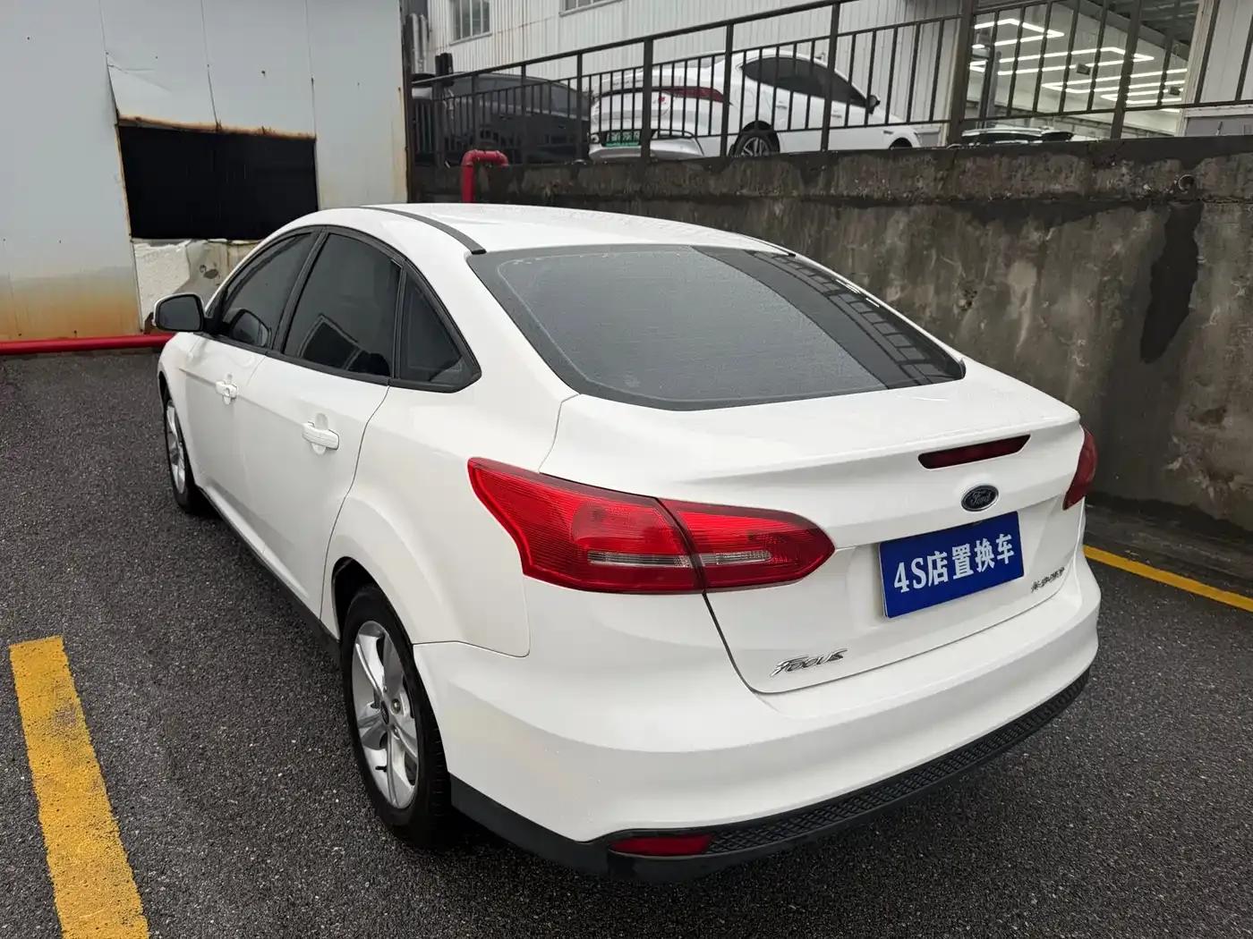Ford Focus 2018 Sedan Classic 1.6L Automatic Comfort Smart Edition — миниатюра 4
