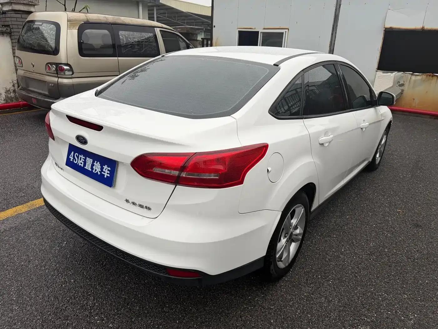 Ford Focus 2018 Sedan Classic 1.6L Automatic Comfort Smart Edition — миниатюра 5