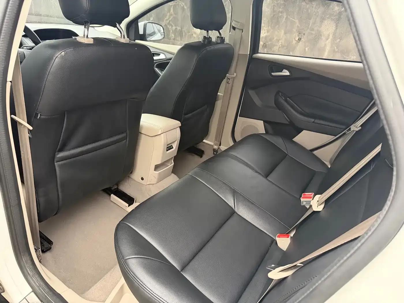 Ford Focus 2018 Sedan Classic 1.6L Automatic Comfort Smart Edition — миниатюра 10