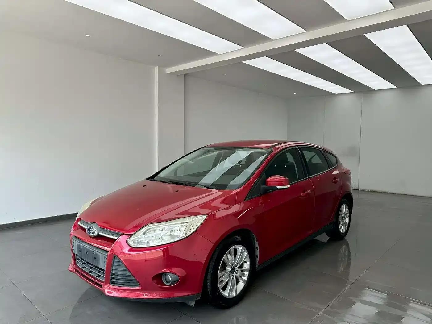 Ford Focus 2012 Hatchback 1.6L Manual Comfort — миниатюра 1