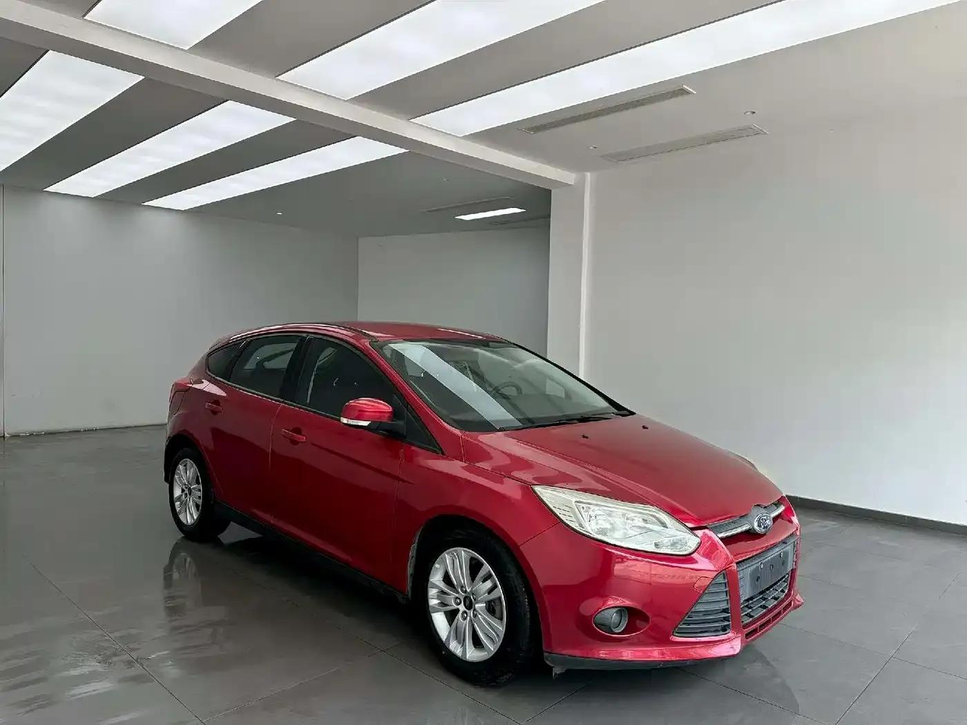 Ford Focus 2012 Hatchback 1.6L Manual Comfort — миниатюра 3