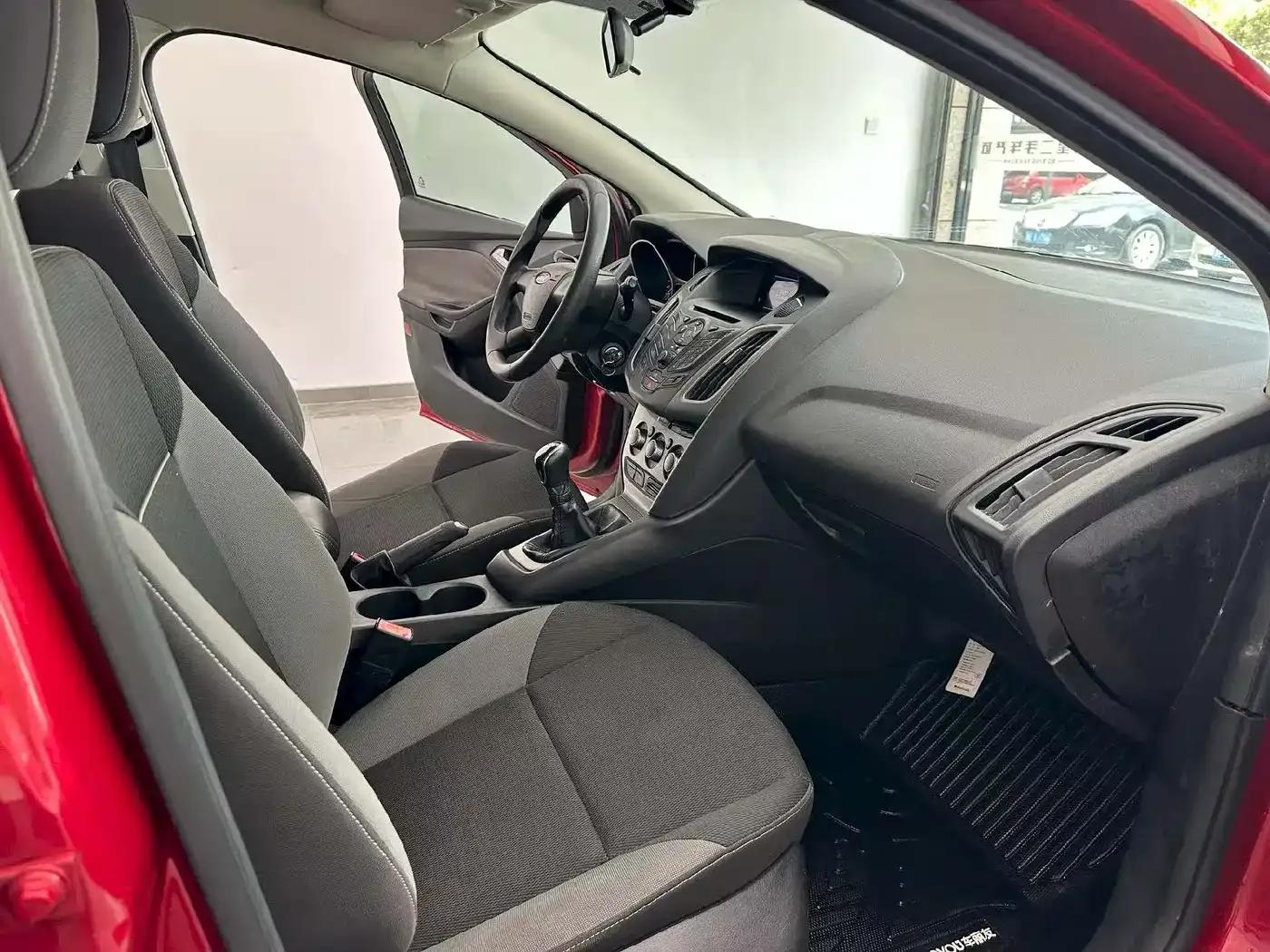 Ford Focus 2012 Hatchback 1.6L Manual Comfort — миниатюра 4