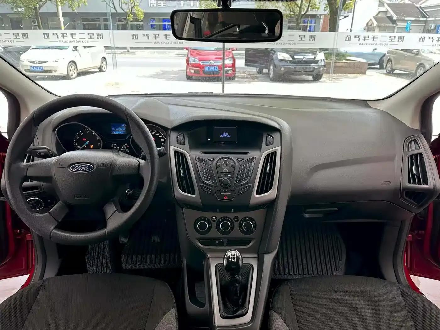 Ford Focus 2012 Hatchback 1.6L Manual Comfort — миниатюра 5
