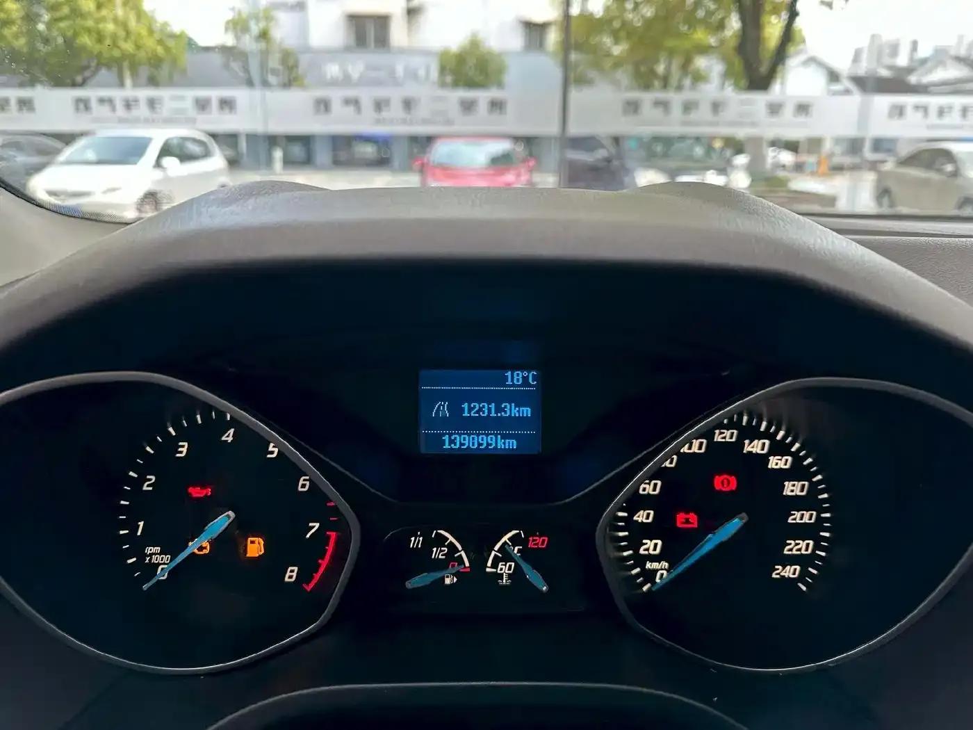 Ford Focus 2012 Hatchback 1.6L Manual Comfort — миниатюра 6