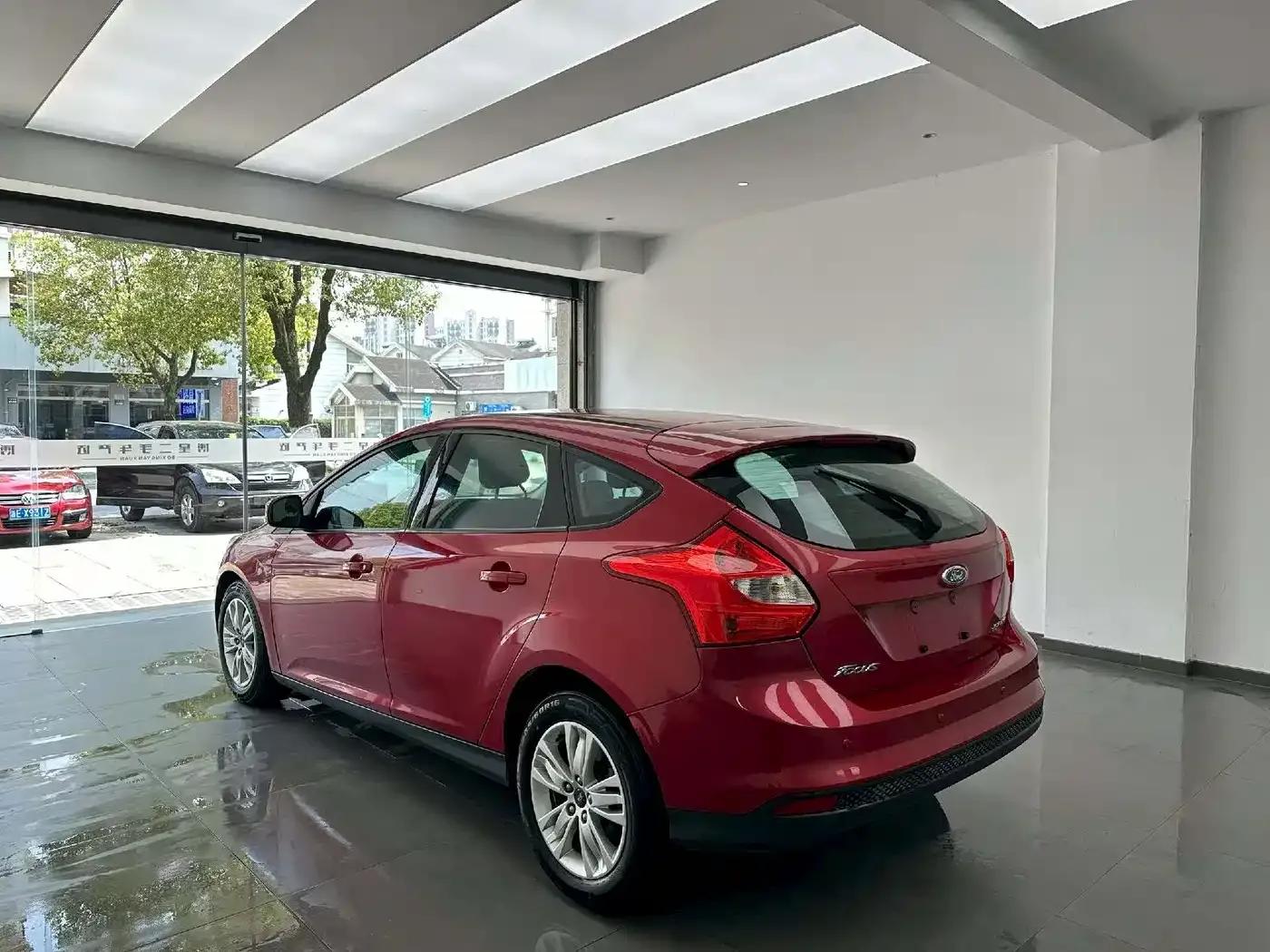 Ford Focus 2012 Hatchback 1.6L Manual Comfort — миниатюра 7