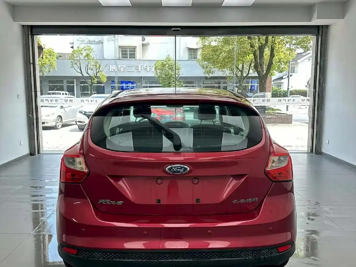Ford Focus 2012 Hatchback 1.6L Manual Comfort — миниатюра 8