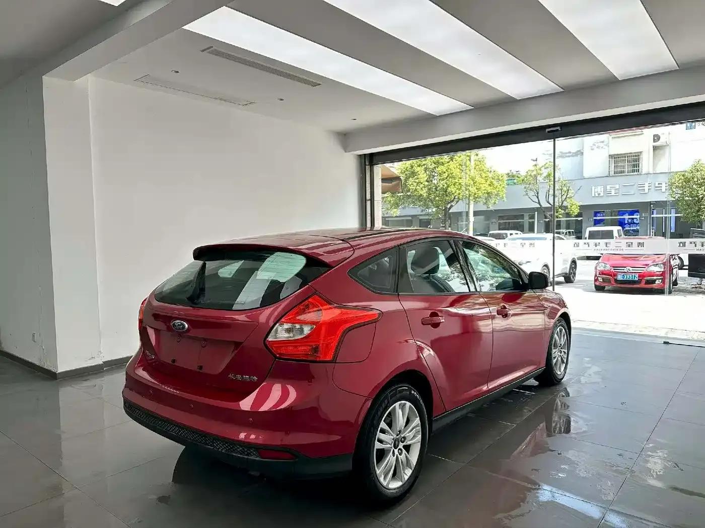 Ford Focus 2012 Hatchback 1.6L Manual Comfort — миниатюра 9