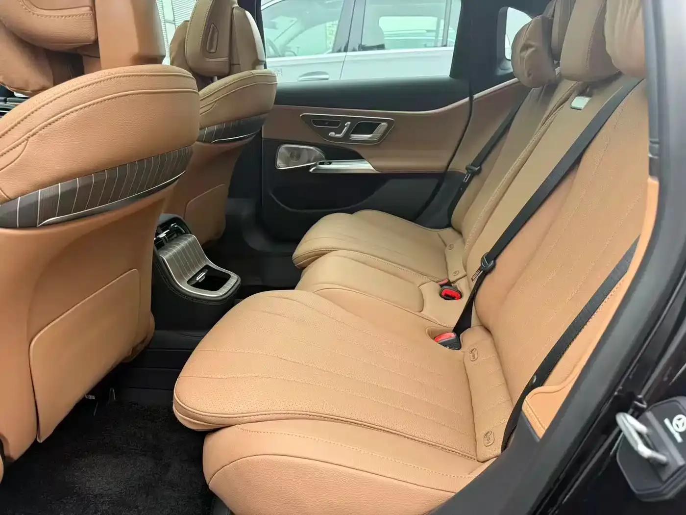 2025 Mercedes-Benz E-Class E 300 L Luxury — миниатюра 6