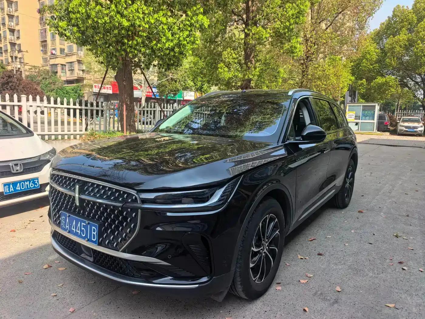 Navigator 2023 2.0T AWD Premium Edition — миниатюра 1