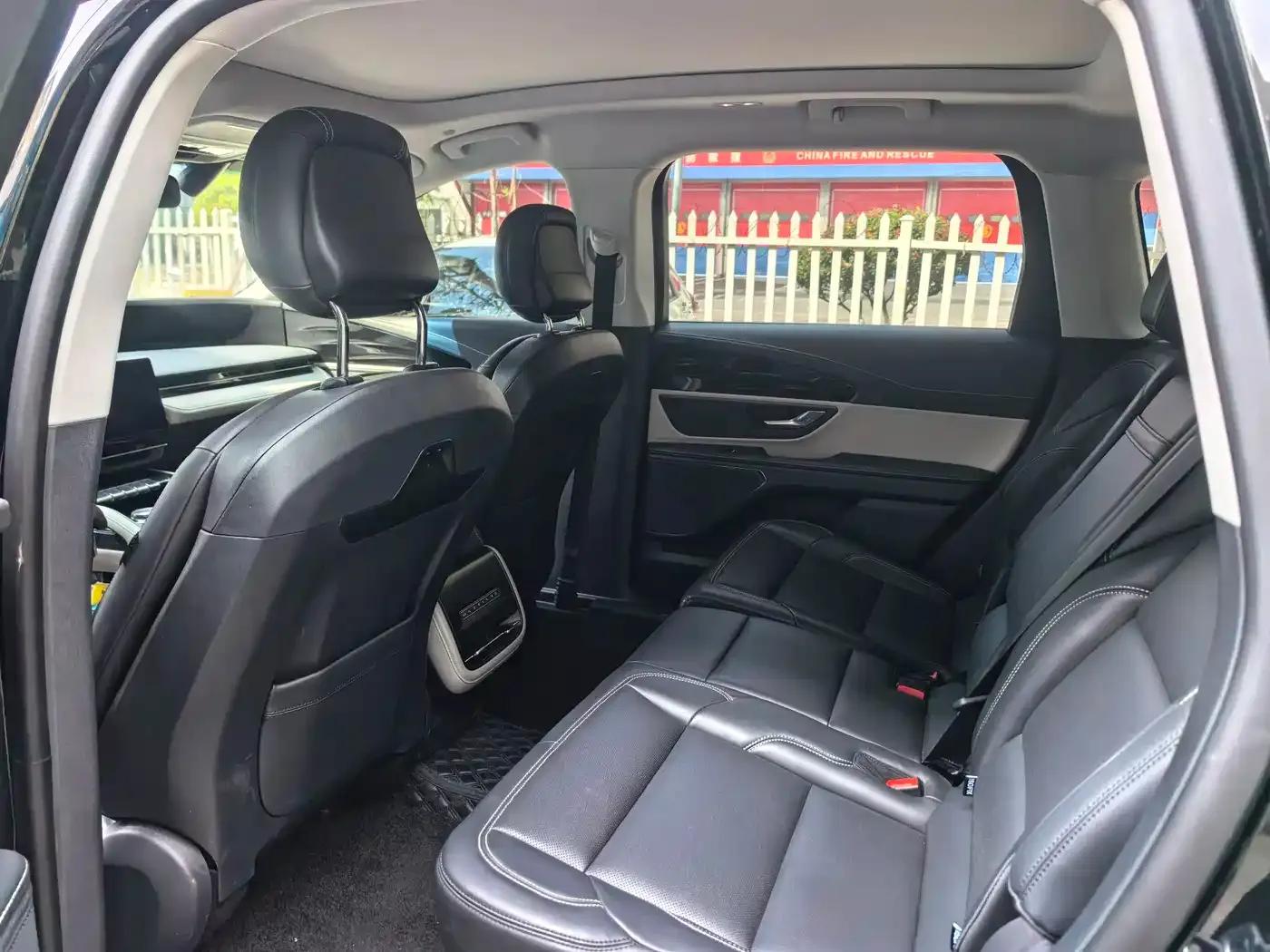 Navigator 2023 2.0T AWD Premium Edition — миниатюра 3