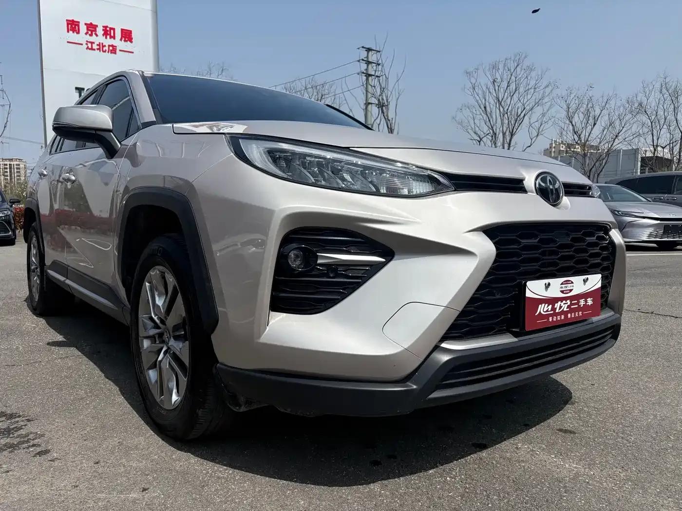 2021 Toyota RAV4 2.0L CVT 2WD Luxury Edition — миниатюра 3