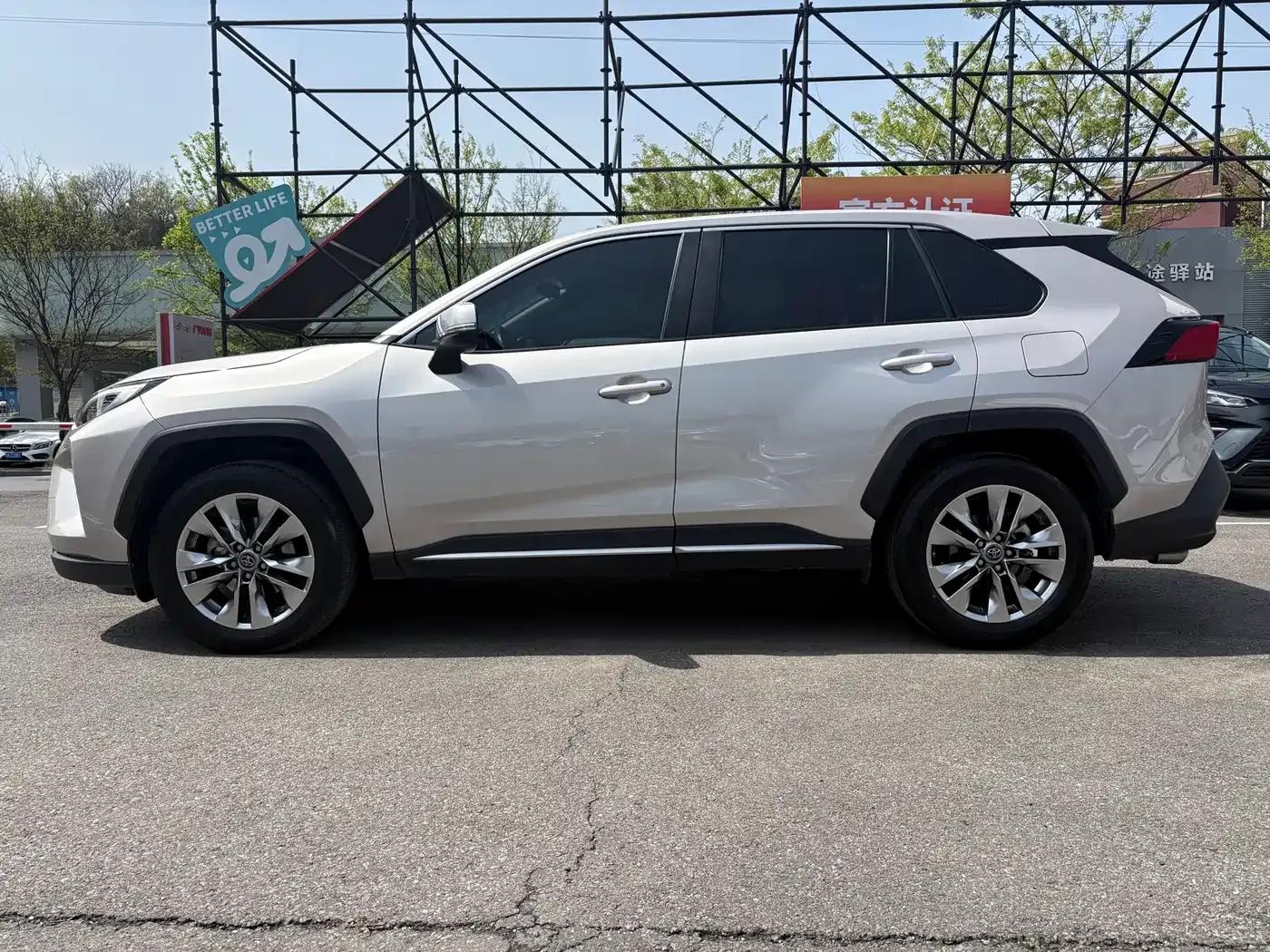 2021 Toyota RAV4 2.0L CVT 2WD Luxury Edition — миниатюра 5