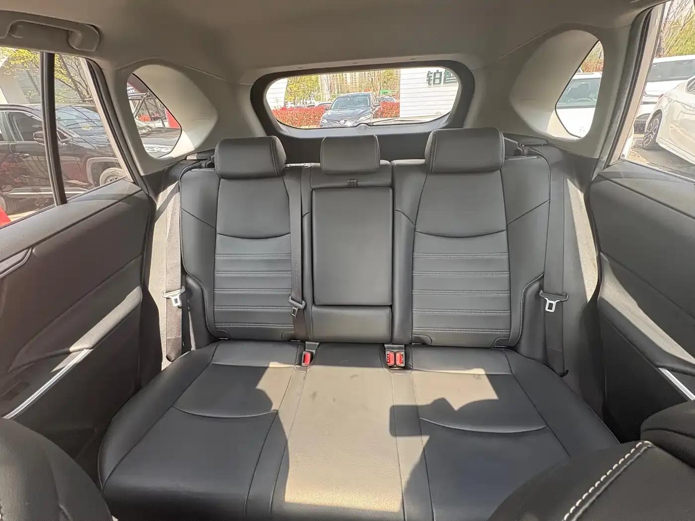 2021 Toyota RAV4 2.0L CVT 2WD Luxury Edition — миниатюра 8