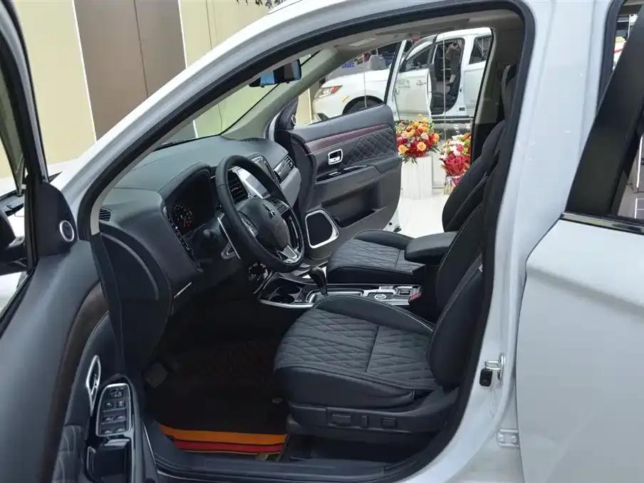 Outlander 2021 2.4L AWD Enjoy Edition 7-seater — миниатюра 4
