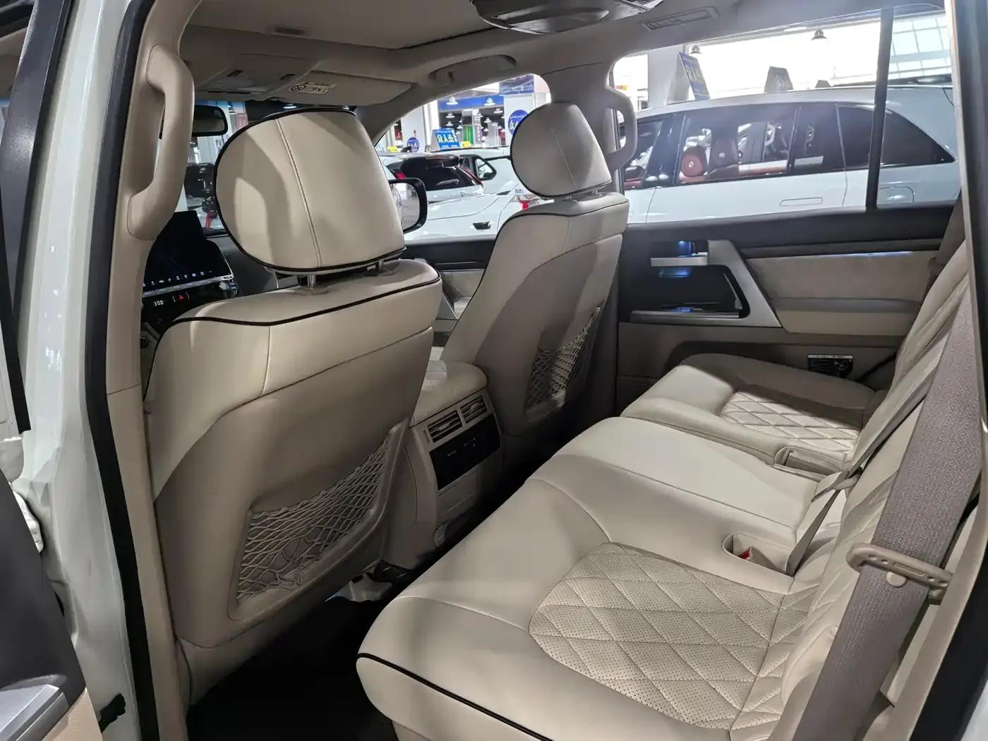 2015 Land Cruiser Imported Model 4.6L V8 Middle East Limited Edition — миниатюра 8