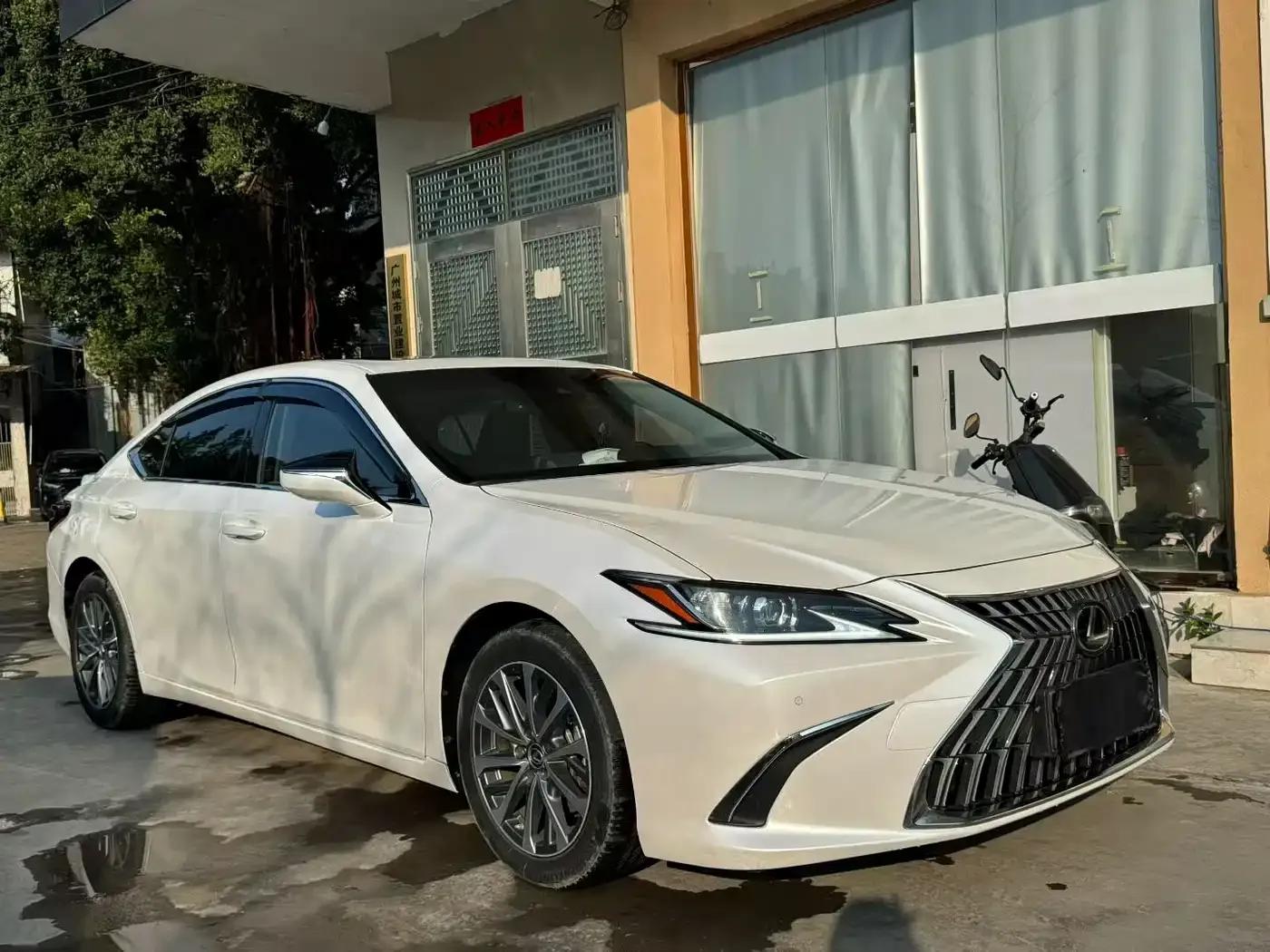 Lexus ES 2022 300h Premium Edition — миниатюра 2